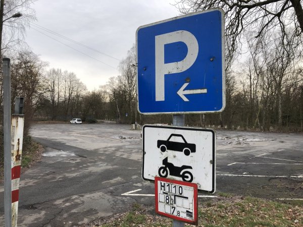 Schlägerei: Der Vorfall soll sich auf dem hinteren Teil des Parkplatzes und auf dem Fußweg abgespielt haben. - © Sven Kienscherf