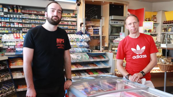 Schon von Natur aus handelt Frenk Pauls (links) mit Ruhe und Bedacht. Bei dem Überfall auf die Tankstelle in Asemissen konnte er von den Ratschlägen seines Chefs Markus Hinz profitieren, die er ihm zu Beginn seiner Tätigkeit gegeben hatte. - © Knut Dinter