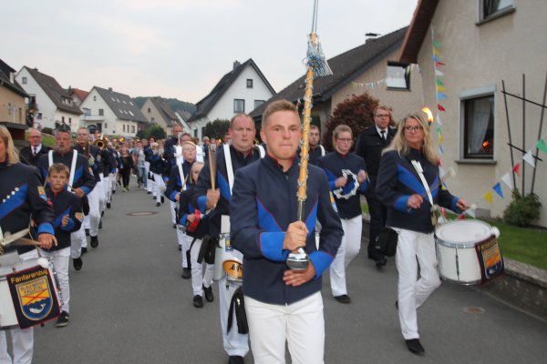 Sternmarsch: Der Fanfarenzug Blau-Weiß Kalletal begleitet den Lampionzug. - © Jens Rademacher