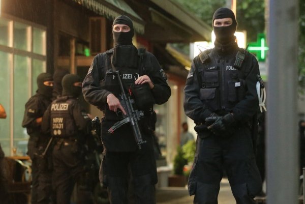 Die Ermittler in NRW schreiben verschiedene Gruppierungen der 
Organisierten Kriminalität zu. Immer wieder kommt es zu Razzien oder 
Maßnahmen gegen die Täter. - © dpa
