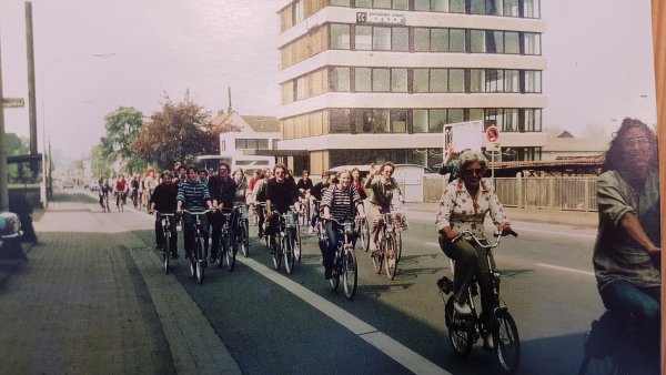 Einstieg: Zu den ersten Aktionen der Grünen in Lemgo gehörte eine Fahrraddemonstration. Ingrid Koch und ihre Mitstreiter wollten, dass die alte Hansestadt fahrradfreundlicher wird. - © Repro: Marianne Schwarzer