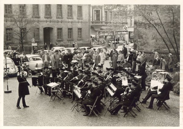 DT BA 6168:
Platzkonzert auf dem Marktplatz aus Anlaß des deutsch-englischen Konzerts am 27.10.1960 in der Stadthalle.
Fotograf: H. Mücke, Lippische Landeszeitung / Quelle: Stadtarchiv Detmold - © Fotograf: H. Mücke, Lippische Landeszeitung / Quelle: Stadtarchiv Detmold