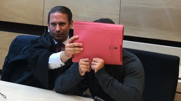 Strafverteidiger Clemens Louis mit dem Angeklagten Taylan C. im Landgericht. - © Jürgen Mahncke