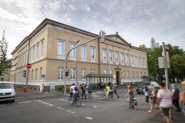 Viel los an der Paulinenstraße: Zum Prozessstart am Donnerstag werden sich Medienvertreter und Besucher am Eingang des Detmolder Landgerichts tummeln. - © Torben Gocke