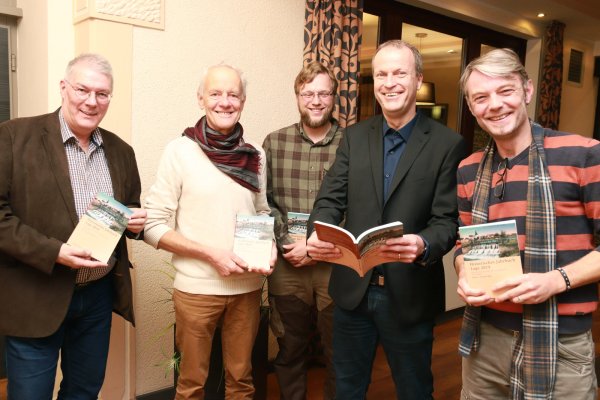 Am aktuellen Historischen Jahrbuch für Lage haben neben anderen mitgewirkt (von links): Konrad Soppa, Dieter Zoremba, Johannes Müller-Kissing, Herausgeber Hans C. Jacobs sowie Roland Siekmann. - © Knut Dinter