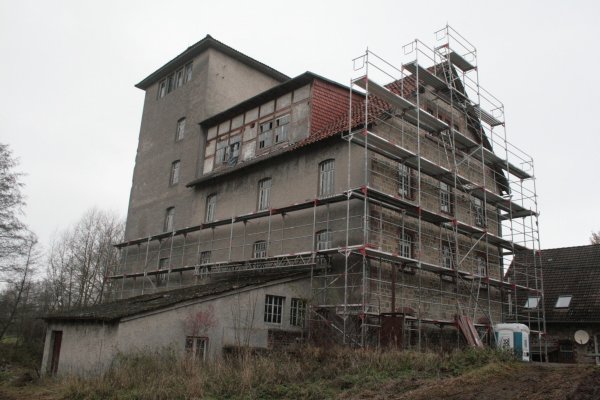 Die Bruchmühle in Humfeld ist eingerüstet: hier sollen bis Ende 2019 drei Wohnungen entstehen. Die Ostseite ist die „Schokoladenseite" des Gebäudes. - © Sylvia Frevert