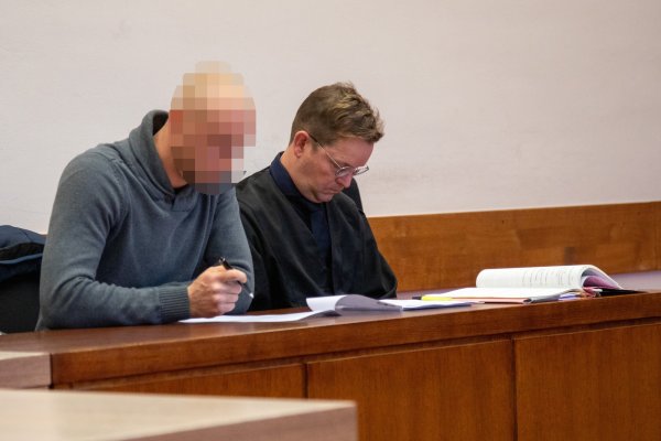 Der Angeklagte und sein Strafverteidiger Benjamin Pethö aus Hannover. - © Torben Gocke