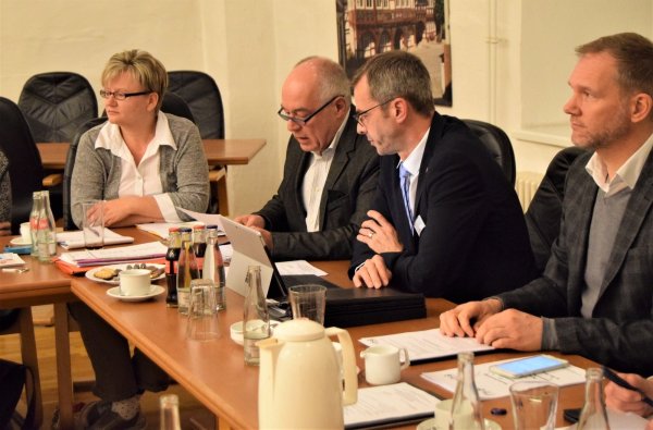 Die Verantwortlichen der VHS Lippe-Ost sind zufrieden: Verwaltungsleiterin Janet Volmer, VHS-Leiter Johannes Reineke, Bürgermeister Jörg Bierwirth (Schieder-Schwalenberg) und Bürgermeister Jürgen Schell (Barntrup, von links). - © Greta Wiedemeier