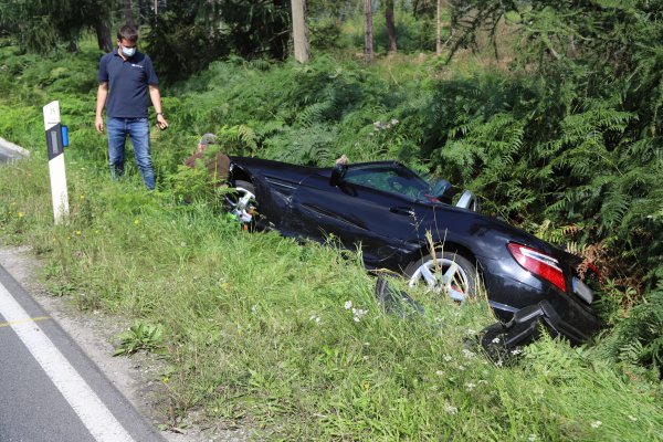 Die Fahrerin wurde leicht verletzt, der ebenfalls im Cabrio befindliche Hund blieb unversehrt. - © Freitag Medien Gruppe