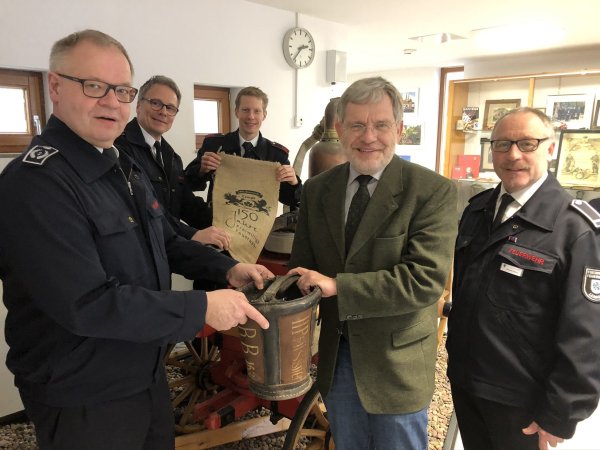Auf die Feierlichkeiten zum 150-jährigen Bestehen der Lemgoer Feuerwehr freuen sich (von links) Feuerwehrchef Klaus Wegener, Andreas Schröder, Christopher Gröne, Bürgermeister Dr. Reiner Austermann und Stephan Helms. - © Till Brand