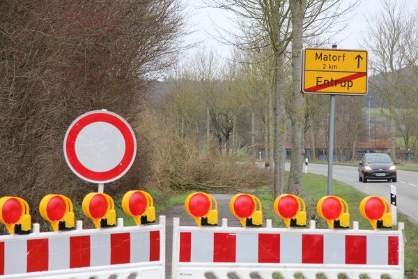 Zwischen Entrup und Matorf ist der Radweg gesperrt, weil der Orkan den Grünschnitt weggepustet hat. Radler sollen auf die Fahrbahn ausweichen, für Fußgänger geht es gar nicht weiter. - © Jens Rademacher