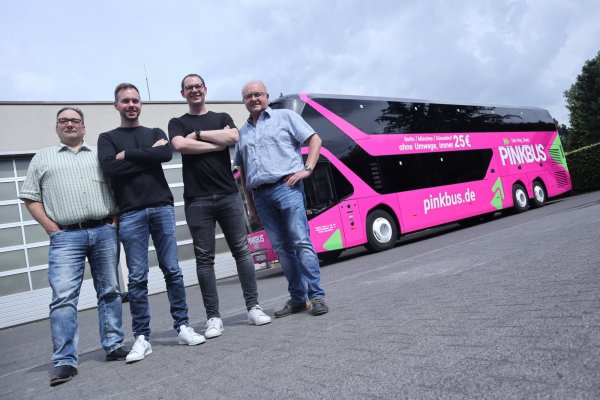 Think pink: Die beiden Pinkbus-Gründer Christian Höber (2. v. l.) und Tino Engelmann (2. v r.), Busunternehmer Hugo Zander (r.) und Fahrer Peter Horn. - © Jens Reddeker