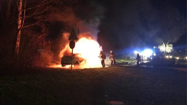 Auf der Zufahrt zum Kreisaltenheim steht das Auto einer Mitarbeiterin lichterloh in Flammen. - © Feuerwehr Lemgo