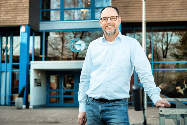Schulleiter Carsten Paul ist glücklich mit dem schlichten Logo, das über dem Eingang des Stadtgymnasiums zu sehen ist. Ähnlich knapp hätte es sich die Schulkonferenz für den offiziellen Namen des Gymnasiums gewünscht. NRW Gesetze sehen es anders vor. - © Torben Gocke