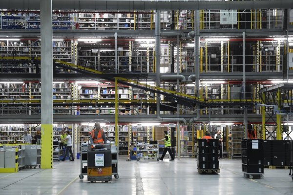 Wenn das Amazon-Logistikzentrum in Belle gebaut wird, könnten fast 1100 Stellen entstehen – die meisten wohl im Niedriglohnsektor. Das hinterfragen IHK, Arbeitsagentur und Gewerkschaft. - © Amazon (Marcus Schlaf)