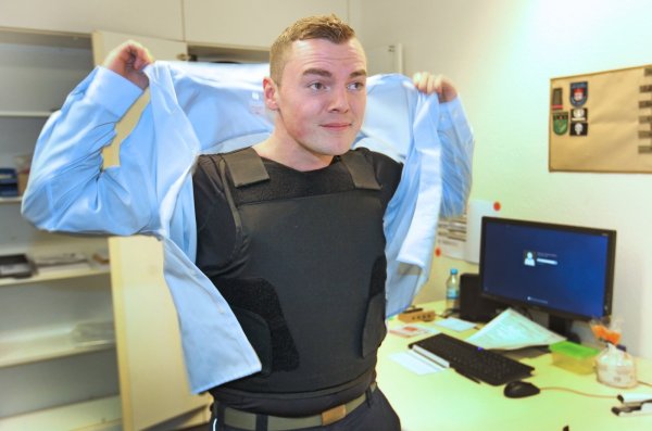 Beim Kommunalen Ordnungsdienst ist persönliche Ausstattung aufgestockt worden. Mitarbeiter wie Rafael Rathmann tragen unter ihrer Oberbekleidung nun eine Schutzweste. - © Vera Gerstendorf-Welle