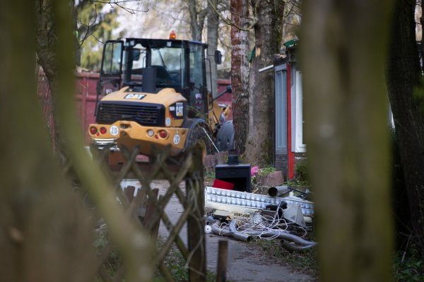 Beim Abriss der Parzelle auf dem Campingplatz in Lügde sind mehrfach weitere Datenträger gefunden worden. - © Friso Gentsch/dpa