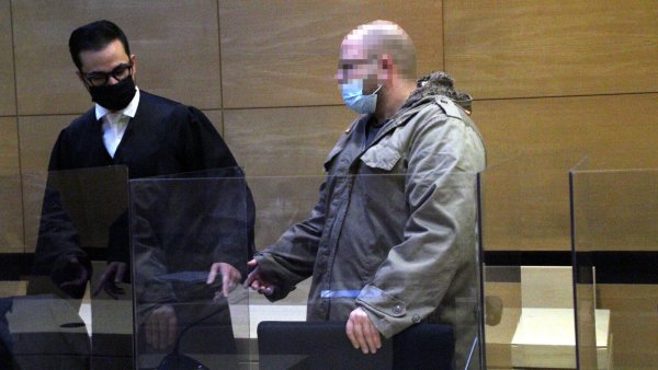 Ali Mojab (links) verteitigt den angeklagten Bünder, der das Feuer auf dem Gestüt nach Meinung des Gerichts gelegt hat. - © Florian Weyand