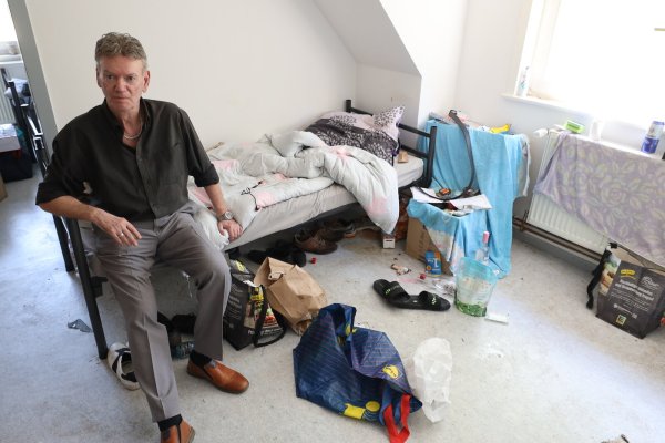 Rolf E. ist entgeistert vom Zustand des Zimmers, das die Stadt ihm in der Obdachlosenunterkunft an der Königstraße zugewiesen hat. Nichts von dem, was in dem Zimmer herumliegt, gehört ihm. - © Jörg Stuke