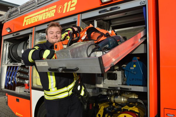 Kevin Koßmann hat sehr gute Erfahrungen mit der Hilfsbereitschaft und Professionalität der Freiwilligen Feuerwehr Bad Salzuflen gemacht. Das hat den 20-Jährigen dazu bewogen, Mitglied des Löschzugs Holzhausen zu werden. Foto: Feuerwehr Bad Salzuflen/Jonas Bröker - © Feuerwehr Bad Salzuflen