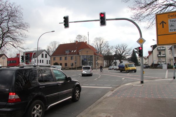 Novum: Zusammen mit den Fahrzeugen, die von der Bielefelder Straße nach links abbiegen, dürfen Radfahrer die neue Diagonalquerung nutzen. - © Jana Beckmann