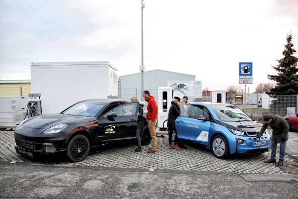 Ladestation an der Raststätte: Die von Porsche und BMW entwickelten Forschungsautos werden geladen. - © BMW/Ralph Wagner