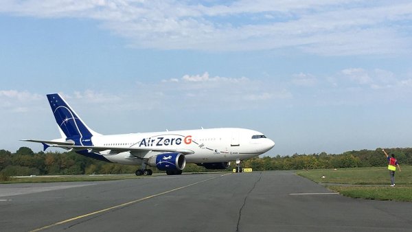 Der Airbus A310 der Novespace ist am Mittwoch auf dem Flughafen Paderborn/Lippstadt gelandet. Der Begriff „Zero G“ steht für „null Erdanziehung“, also Schwerelosigkeit – so wie es das Team bei den Parabelflügen erlebt. - © DLR