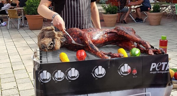Die Aktivisten von Peta werden eine Hunde-Attrappe auf einem Grill in der Gütersloher Innenstadt platzieren. - © Peta Deutschland