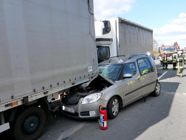 Im Rückstau auf der A 33 wegen eines weiteren Unfalls wurde dieser Skoda zwischen zwei Klein-Lastwagen eingeklemmt. - © Ralph Meyer