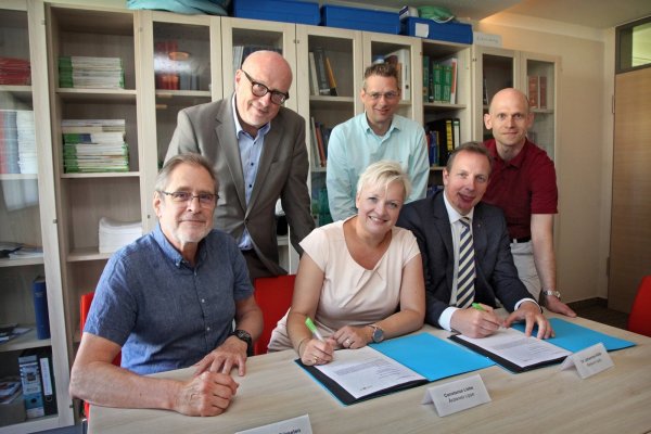 Besiegeln die Kooperation (vorn,von links): die Ärztenetz-Geschäftsführer Hans-Peter Dürselen und Constanze Liebe sowie Klinikum-Geschäftsführer Dr. Johannes Hütte. Dahinter (von links): der medizinische Geschäftsführer des Klinikums Dr. Johannes Middeke, der Detmolder Bezirksstellenleiter der Kassenärztlichen Vereinigung Westfalen-Lippe Dr. Hans-Christian Körner und Ärztenetz-Beirat Karl Arne Faust. - © Bernhard Preuss