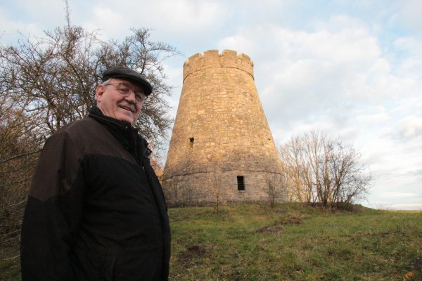Paul-Peter Ludwig vor dem Windmühlenstumpf. - © Carolin Brokmann-Förster