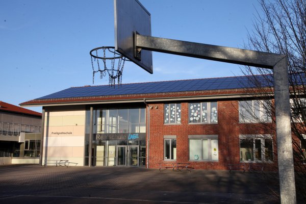 Der Schulhof der Freiligrath-Realschule auf dem Gelände des Schulzentrums am Werreanger. In einer Pause schlugen hier drei Jugendliche einen 13-Jährigen zusammen. - © Bernhard Preuss