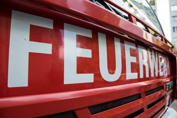 Die Feuerwehr suchte die Strecke ab. - © dpa