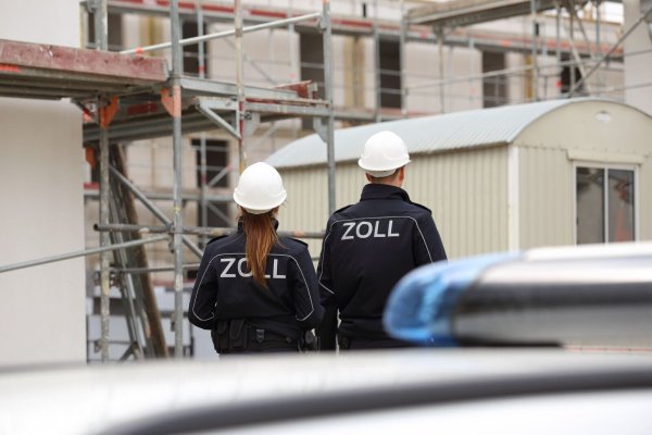 Zoll-Ermittler untersuchen eine Baustelle, auf der sie Schwarzarbeiter vermuten. - © Zoll