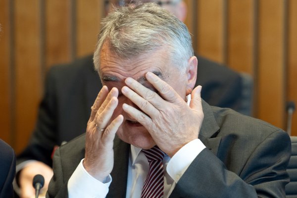 Herbert Reul (CDU), Innenminister von Nordrhein-Westfalen, fasst sich Beginn der Sitzung vom 30. April mit den Händen ins Gesicht. Der Innenausschuss kam zu einer Sondersitzung zum Missbrauchsfall in Lügde zusammen. - © Archivfoto: Federico Gambarini/dpa