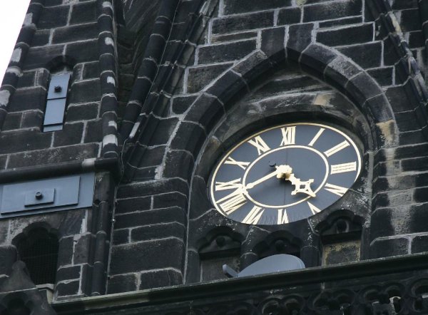 Die Turmuhr der Pauluskirche läutete plötzlich mitten in der Nacht. Ein Anwohner hatte den richtigen Riecher und alarmierte die Polizei. - © Sarah Jonek