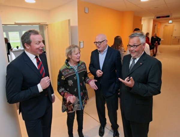 In lebhaftem Gespräch: (von links) der kaufmännische Klinik-Geschäftsführer Dr. Johannes Hütte, die Pflegegruppenleiterin der Station, Ursula Block, der medizinische Geschäftsführer Helmut Middeke und Chefarzt Prof. Dr. Frank Hartmann besichtigen die noch leere, in freundlichem Orange gestrichene Palliativstation. - © Bernhard Preuss