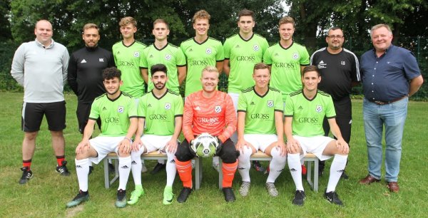 Neue Gesichter bei der SG Hiddesen-Heidenoldendorf: Trainer Markus Rüschenpöhler mit (weiter oben von links) Co-Trainer Noah Kükenhöner, Marlon Höfer, Oliver Petkau, Marvin Wiebe, Nicklas Petkau, Louis Kramer, Sportlicher Leiter Lütfi Soylu, Sponsor Oliver Groß sowie (unten von links) Osman Aycicek, Rodin Ahmado, Andre Swoboda, Stefan Klundt und Samuel Töws. - © Sebastian Lucas
