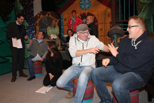 Stefan (Lars Bücherl) und Andreas (Axel Wieneke) (vorne von rechts) verteilen schon bei den Proben munter "Seitenhiebe". - © Sandra Castrup