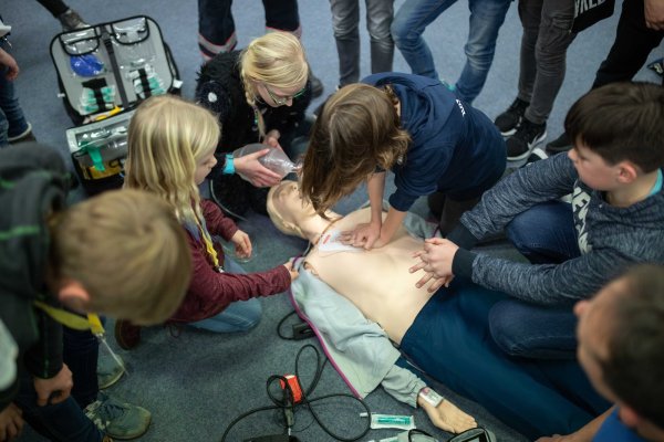 Das volle Programm: Am Ende üben die Kinder auch die Beatmung mit der Profi-Ausrüstung. - © Torben Gocke