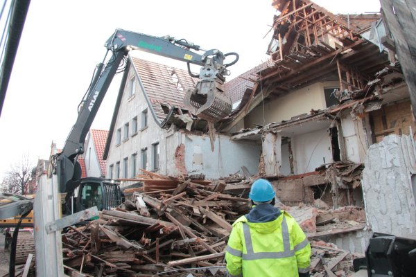 Ohne Chance gegen den Abrissbagger: Langsam aber sicher segnet das alte Hansa-Hotel in der Breiten Straße das Zeitliche. In der entstehenden Baulücke will Investor Klaus Steffens ein neues Bettenhaus hochziehen, das an die Alte Abtei andocken wird. Foto: Till Brand - © Till Brand