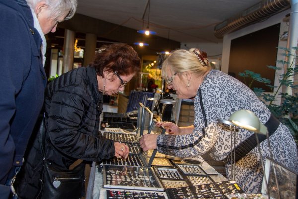 Die Besucherinnen Brigitte Osterhage und Brigitte Dittmann (von links) durchstöbern die zahlreichen Schmuckkästchen einer Schiederaner Schmuckverkäuferin. - © Raphael Bartling