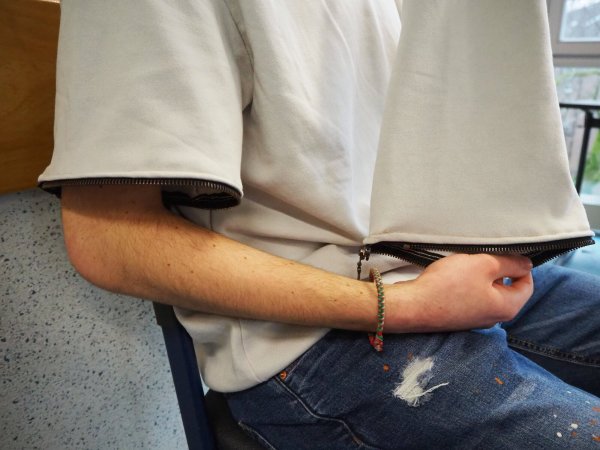 Schulprojekt umweltfreundliche Modemarke F.S.V.E an der Gesamtschule Paderborn Elsen. Vincent Klute (v.l.), Sandro Maira, Fadi Khalil und Elias Hardi - © Annika Könntgen