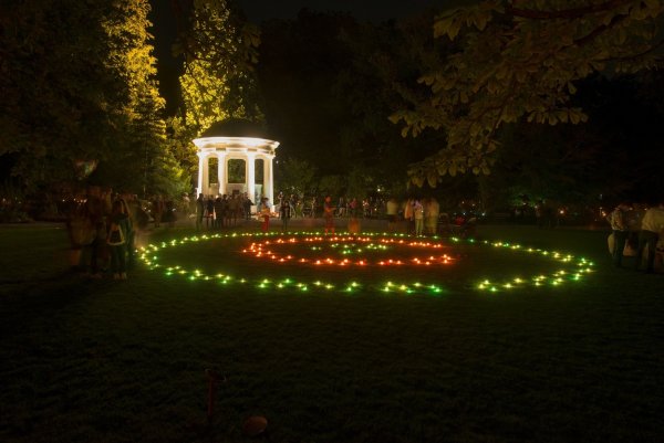 Veranstaltungen im Sommer: Die „Nacht der 10.000 Kerzen" lockt auch in diesem Jahr mit einem Lichtermeer in den Kurpark . - © Stadt Bad Salzuflen