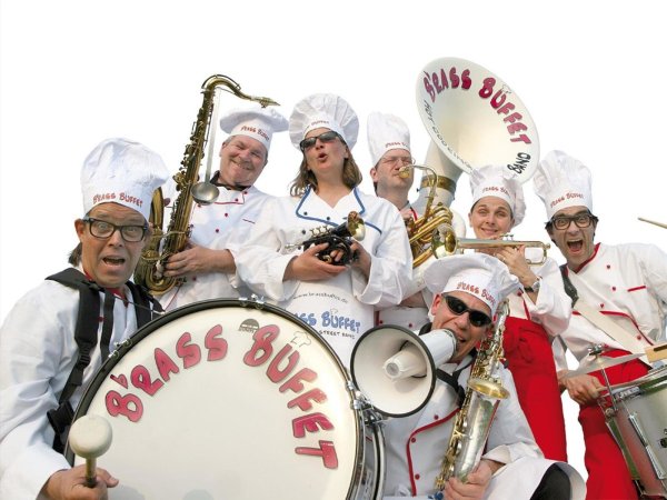 Musikalische Köche: Die siebenköpfige Combo „BrassBuffet" wird als „Marching Band" die Besucher der Zeitreise erfreuen – und man ahnt, dass das alles andere als bierernst abgeht. - © BrassBuffet