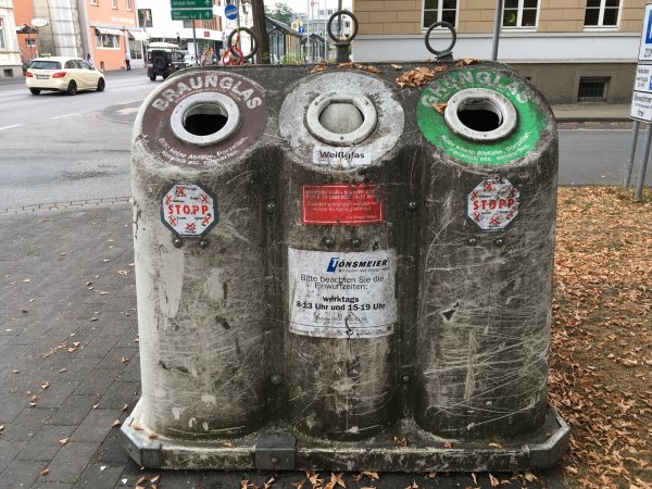 Stark verschmutzt: Auch der Altglascontainer am Kaiser-Wilhelm-Platz gibt kein sauberes Bild ab. - © Jana Beckmann