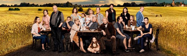 Im Dorf Unterleuten treffen die unterschiedlichsten Charaktere aufeinander. Die gleichnamige ZDF-Serie basiert auf dem Buch von Julie Zeh. - © Mathias Bothor/ZDF