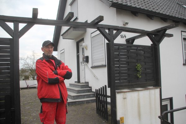 Der Löhner Fred Brandt schöpft wieder Hoffnung, weil es einen neuen Termin für die Zwangsräumung seines Hauses gibt. - © Florian Weyand