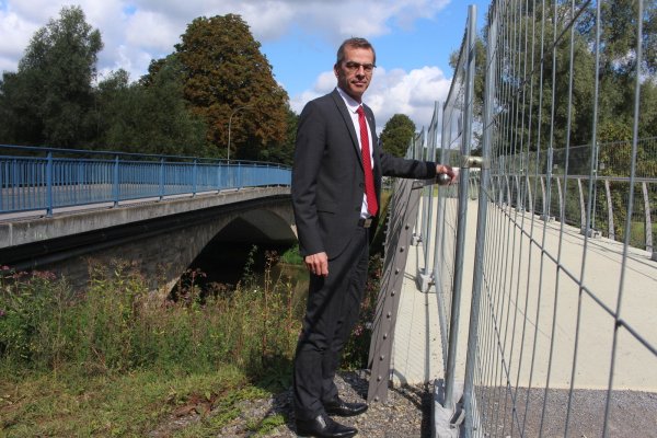 Emmerbrücke: Bürgermeister Jörg Bierwirth findet die aktuelle Konstruktion zu gefährlich für Kinder. - © Michaela Weiße