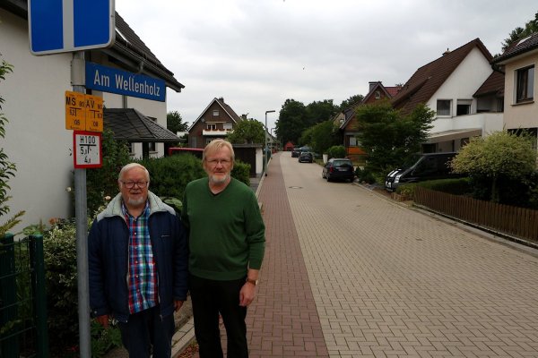 Dagegen: Günter Kerakisch (links) und Georg Clasbrummel empfinden die geplanten Straßenausbaukosten als ungerecht. - © Thomas Dohna